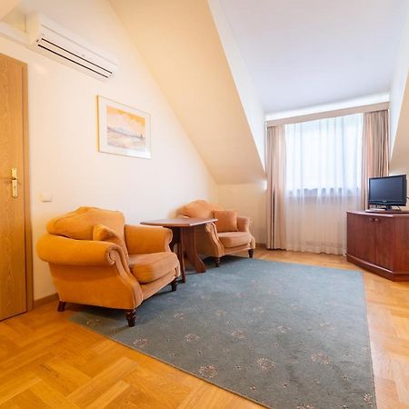 Palac Pod Kampinosem - Blisko Warszawy Leszno (Masovia) Exterior foto