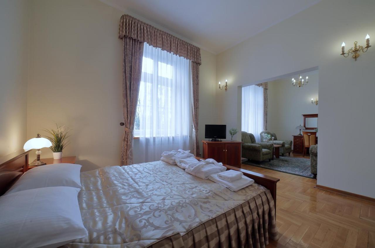 Palac Pod Kampinosem - Blisko Warszawy Leszno (Masovia) Exterior foto