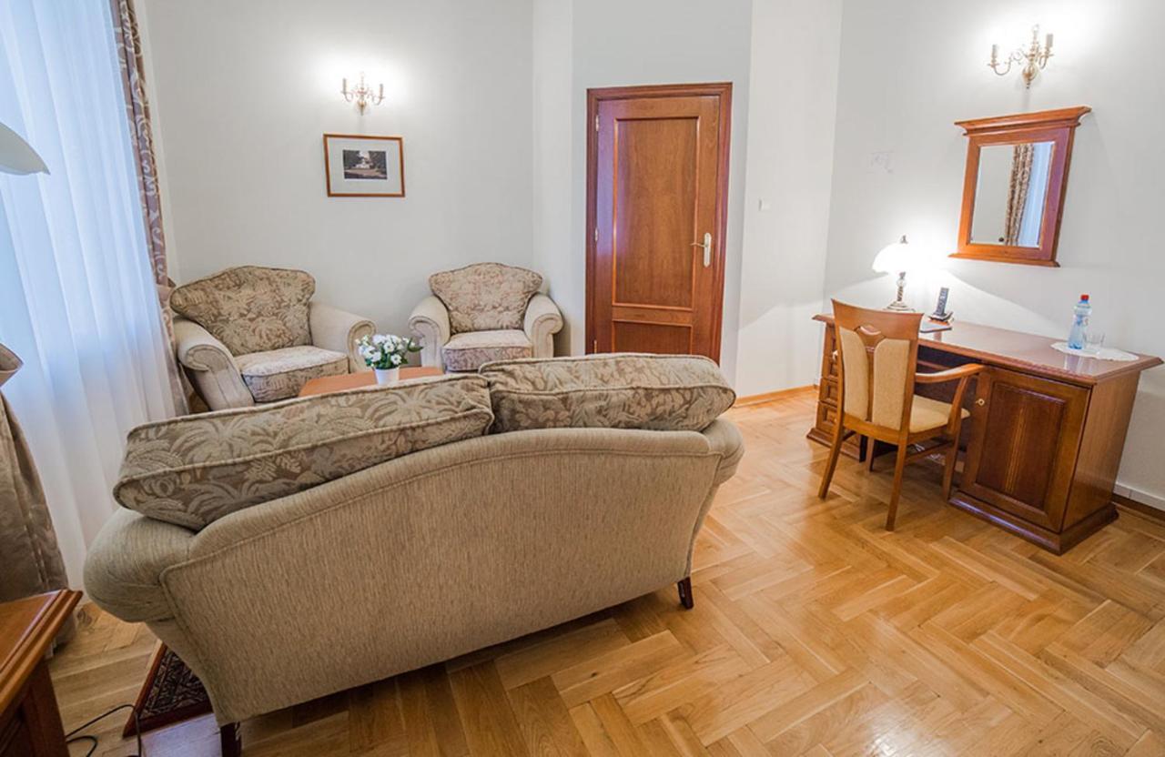 Palac Pod Kampinosem - Blisko Warszawy Leszno (Masovia) Exterior foto