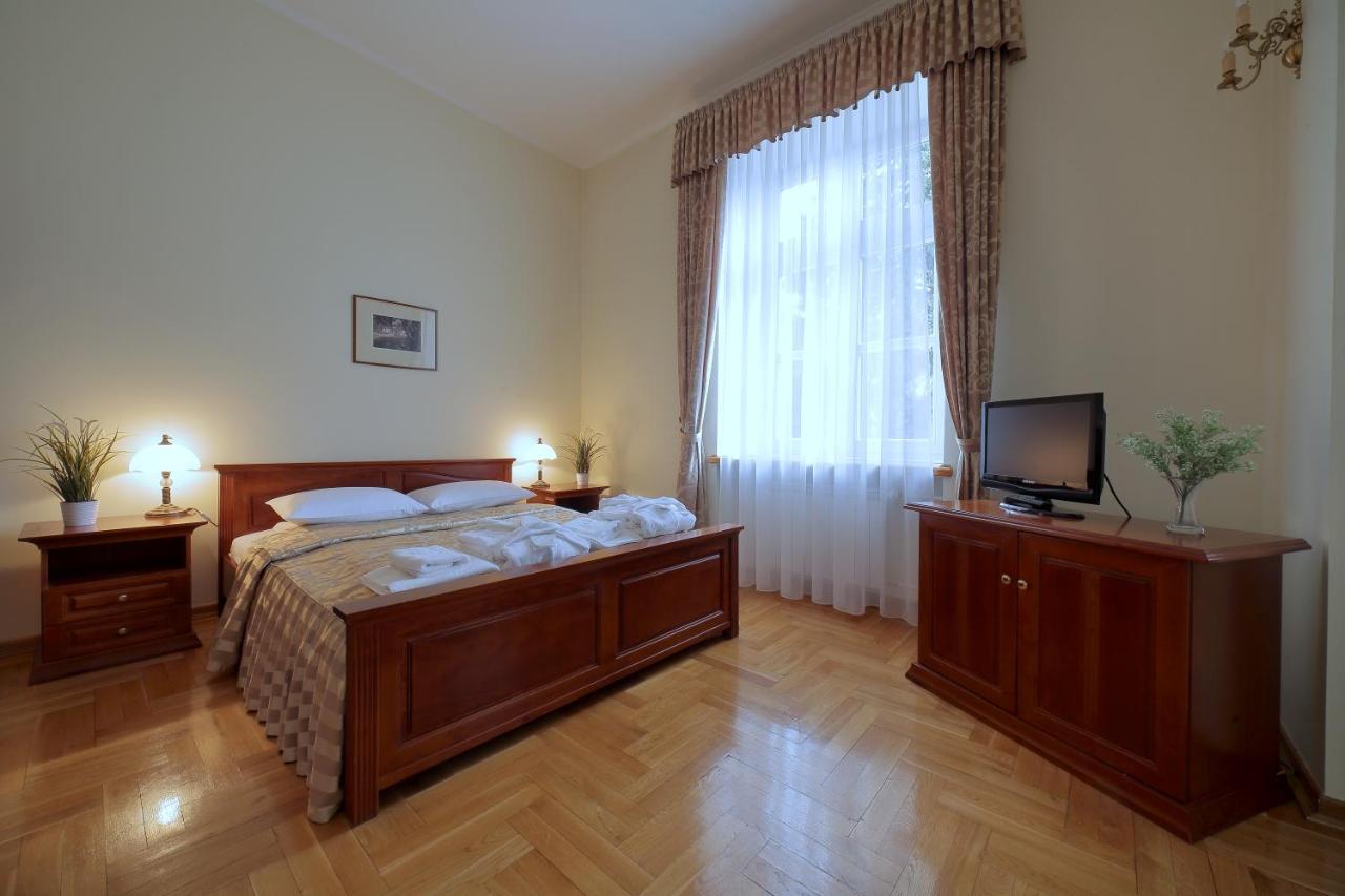 Palac Pod Kampinosem - Blisko Warszawy Leszno (Masovia) Exterior foto