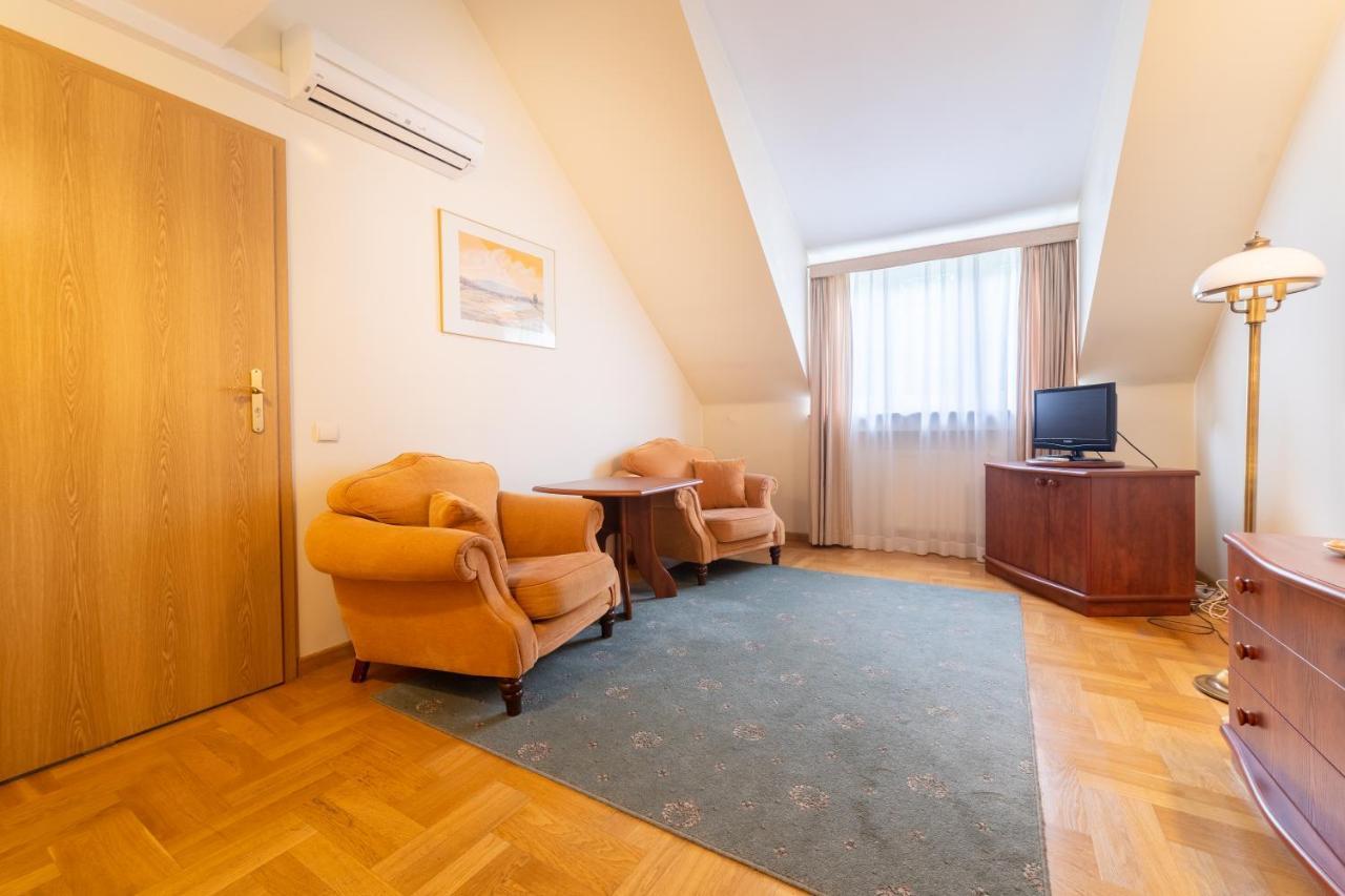 Palac Pod Kampinosem - Blisko Warszawy Leszno (Masovia) Exterior foto